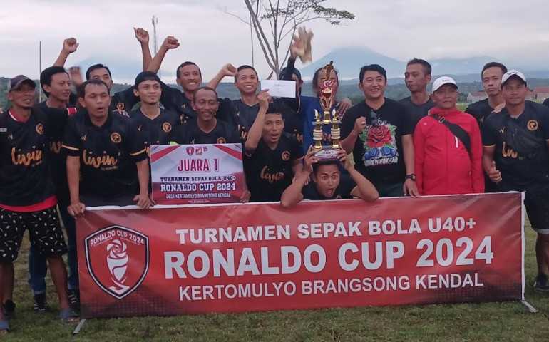 Dwi Eri Wijayanto Serahkan Piala Kepada Tim Juara Sepak Bola Ronaldo Cup