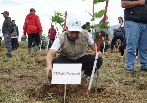 Bangun Jiwa Sosial, Pegawai PLN UIP JBT Terjun Jadi Volunteer Tanam Pohon