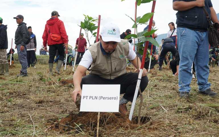 Bangun Jiwa Sosial, Pegawai PLN UIP JBT Terjun Jadi Volunteer Tanam Pohon