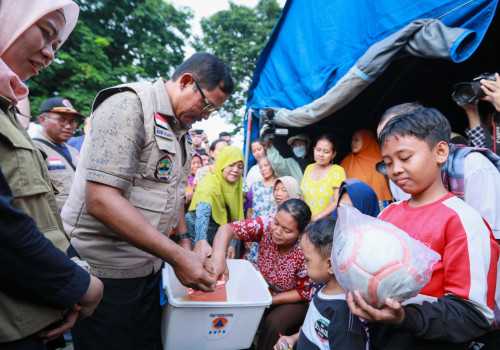 Pj Gubernur Nana Sudjana Tinjau Wilayah Terdampak Banjir Akibat Tanggul Jebol di Demak dan Kudus