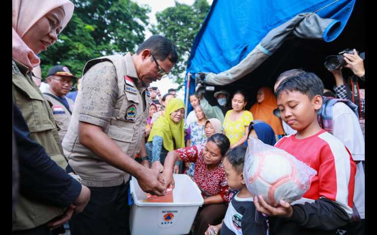 Pj Gubernur Nana Sudjana Tinjau Wilayah Terdampak Banjir Akibat Tanggul Jebol di Demak dan Kudus