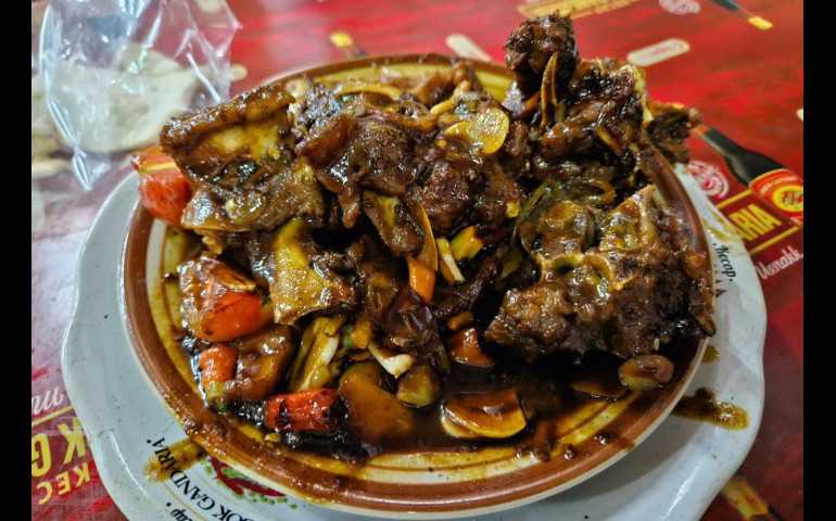 Kelezatan Otentik, Warung Tengkleng Kambing Pak Manto Tetap Jadi Favorit di Solo