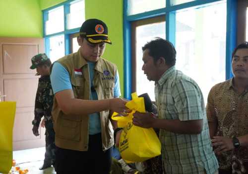 Bupati Kendal Tinjau Lokasi Longsor dan Serahkan Bantuan di Kecamatan Plantungan