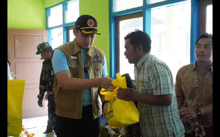 Bupati Kendal Tinjau Lokasi Longsor dan Serahkan Bantuan di Kecamatan Plantungan