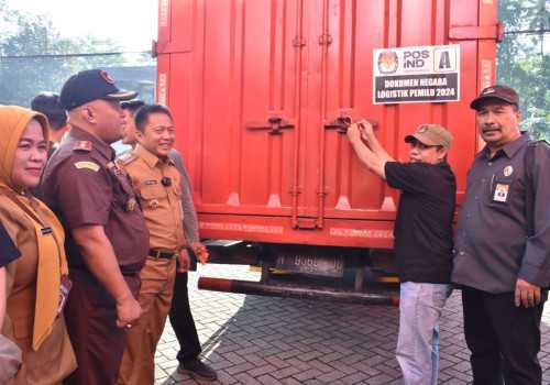 Pemkot & KPU Salatiga Distribusikan Perlengkapan Pemilu 2024 ke TPS
