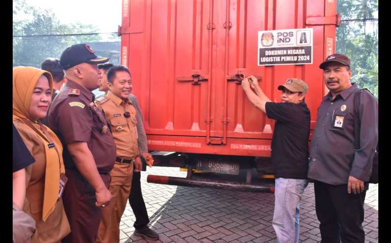 Pemkot & KPU Salatiga Distribusikan Perlengkapan Pemilu 2024 ke TPS