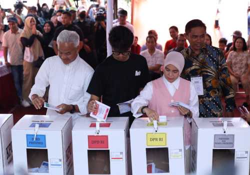 Doa Warga Saat Ganjar Nyoblos di Semarang: Semoga Menang ya Pak!