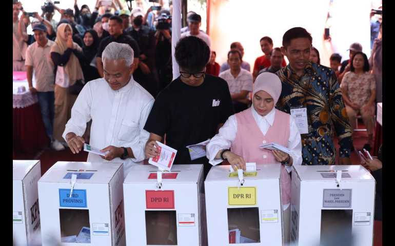 Doa Warga Saat Ganjar Nyoblos di Semarang: Semoga Menang ya Pak!
