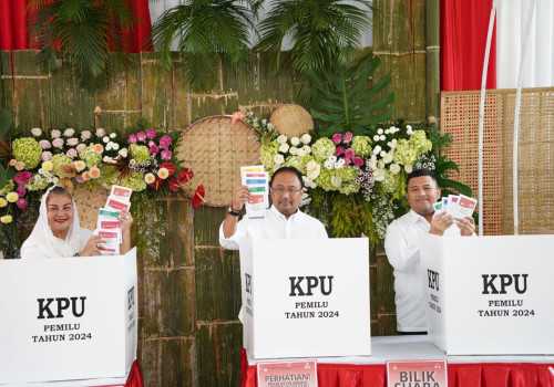 Unik, Mbak Ita Salurkan Hak Suara di TPS Berkonsep Pedesaan