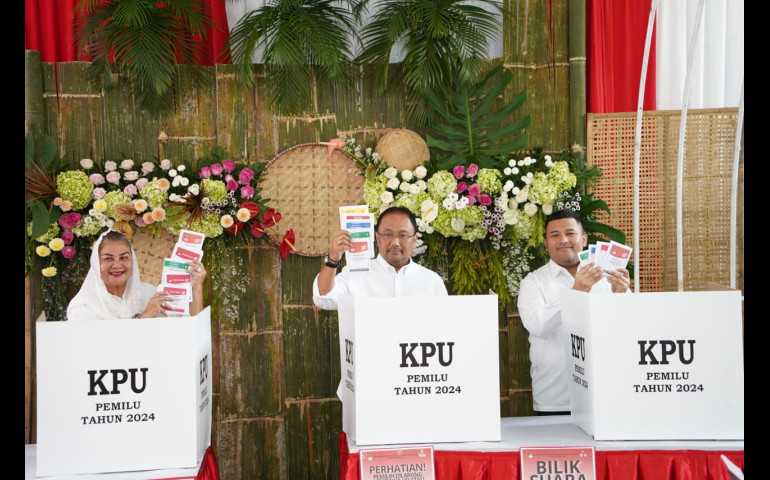 Unik, Mbak Ita Salurkan Hak Suara di TPS Berkonsep Pedesaan