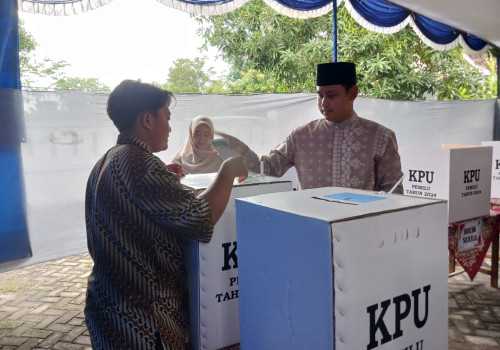 Bupati Kendal Dico M Ganinduto Nyoblos di TPS 001 Kelurahan Tunggulrejo