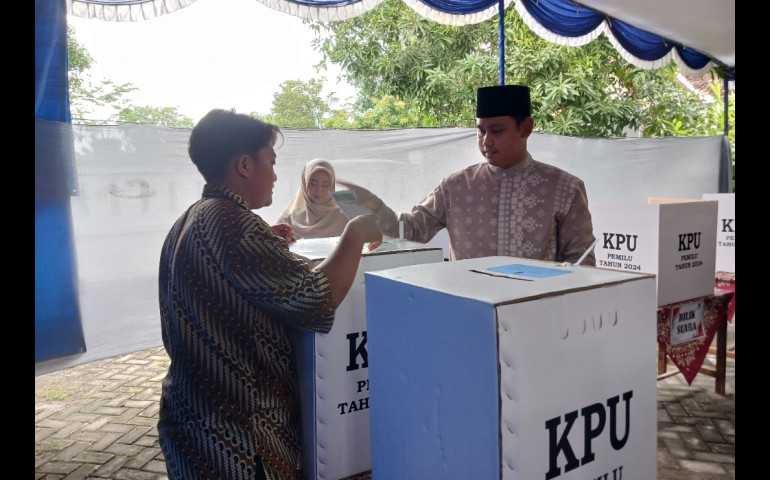 Bupati Kendal Dico M Ganinduto Nyoblos di TPS 001 Kelurahan Tunggulrejo