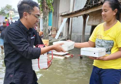 Indosat Ooredoo Hutchison Tanggap Darurat Bencana, Berikan Bantuan Bagi Masyarakat Terdampak Banjir Bandang di Demak