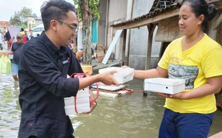 Indosat Ooredoo Hutchison Tanggap Darurat Bencana, Berikan Bantuan Bagi Masyarakat Terdampak Banjir Bandang di Demak