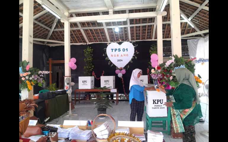 TPS 01 Desa Ngraho Blora Padukan Tema Valentine & Bhinneka Tunggal Ika