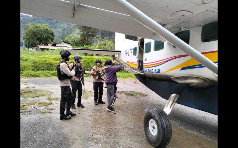 Pesawat Asia One Ditembaki OTK