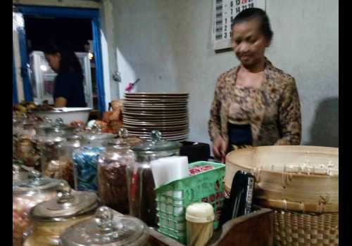 Dari Generasi ke Generasi, Waroeng Jadoel Temanggung Tetap Setia pada Cita Rasa Tradisional