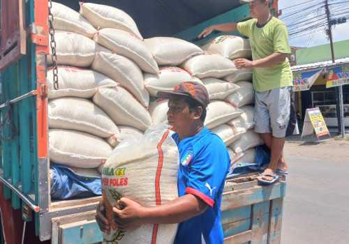 Ringankan Beban Masyarakat, Ditreskrimsus Polda Jateng Distribusikan Beras di Pegandon Kendal