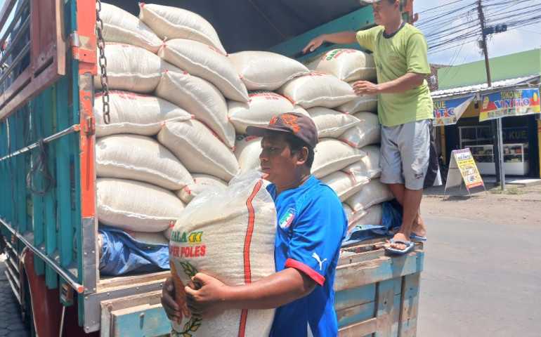 Ringankan Beban Masyarakat, Ditreskrimsus Polda Jateng Distribusikan Beras di Pegandon Kendal