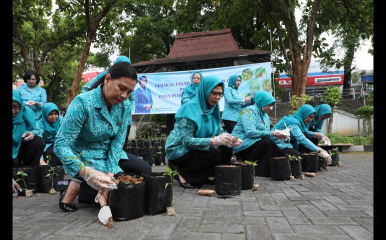 Peringati Hari Kesatuan Gerak, Tim Penggerak Pembinaan dan Kesejahteraan Keluarga Jawa Tengah Tanam Ratusan Cabai