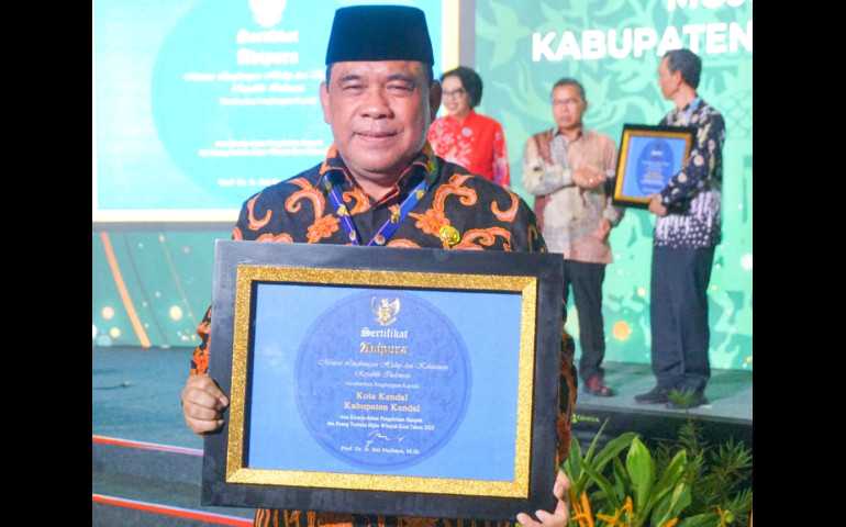 Keren ! KLHK Berikan Kabupaten Kendal Sertifikat Anugrah Adipura