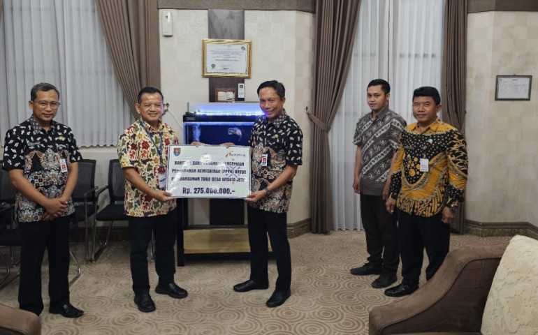 Bank Jateng Cabang Cilacap Serahkan Bantuan Pembangunan Ikon Desa Wisata Jetis