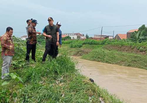 Tinjau Lokasi Banjir, Bupati Kendal Dico Serahkan Bantuan Korban Terdampak