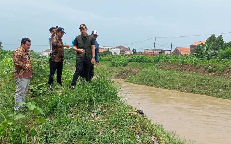 Tinjau Lokasi Banjir, Bupati Kendal Dico Serahkan Bantuan Korban Terdampak