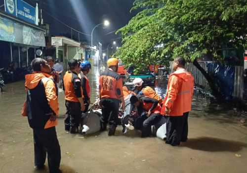 Arus Lalu Lintas Pantura Kaligawe Semarang Dialihkan, Banjir Masih Menggenang