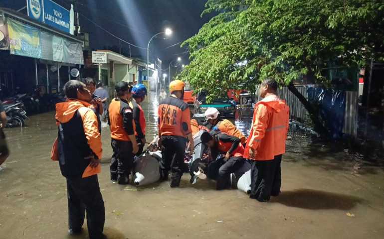 Arus Lalu Lintas Pantura Kaligawe Semarang Dialihkan, Banjir Masih Menggenang