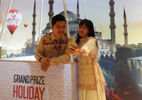 Balon Udara Raksasa Mengudara di Lobby Hotel Aruss Semarang
