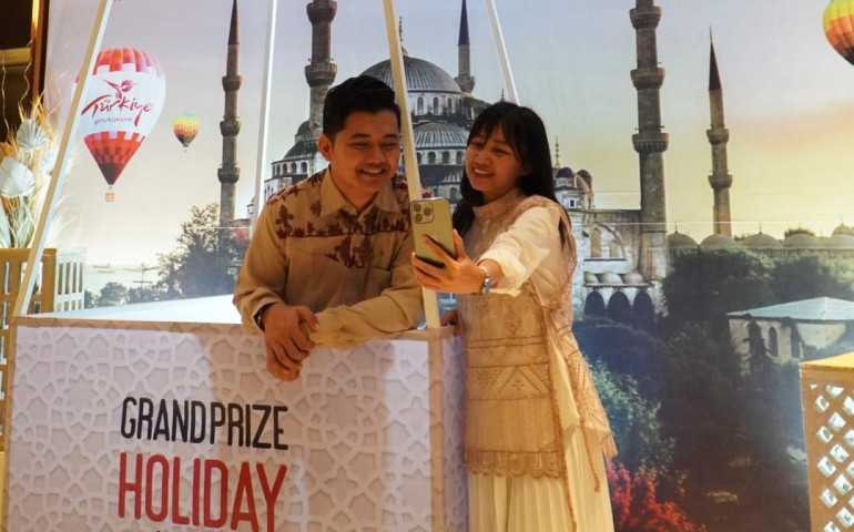 Balon Udara Raksasa Mengudara di Lobby Hotel Aruss Semarang