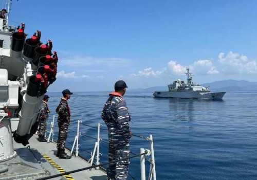 KRI Hasan Basri-382 Gelar Latihan dengan Kapal Perancis FNS Vendemiaire F374 di Perairan Selat Lombok