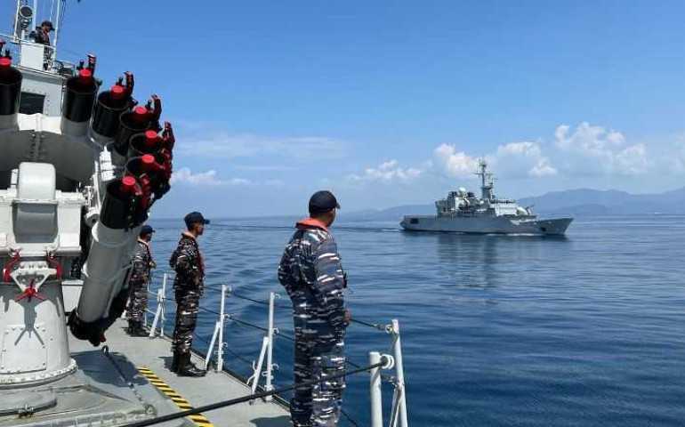KRI Hasan Basri-382 Gelar Latihan dengan Kapal Perancis FNS Vendemiaire F374 di Perairan Selat Lombok