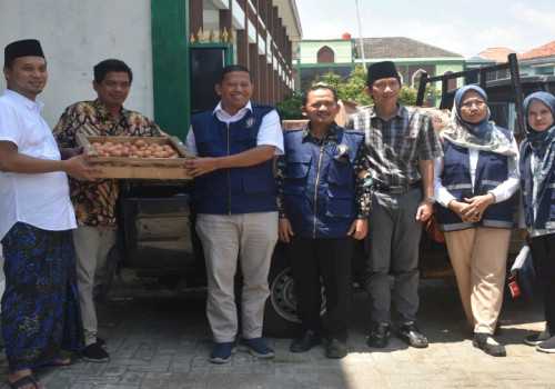 LPPM UNDIP Beri Bantuan Terdampak Banjir Ponpes Asshodiqiah Gayamsari