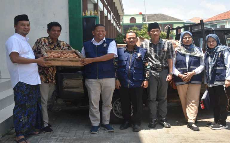 LPPM UNDIP Beri Bantuan Terdampak Banjir Ponpes Asshodiqiah Gayamsari