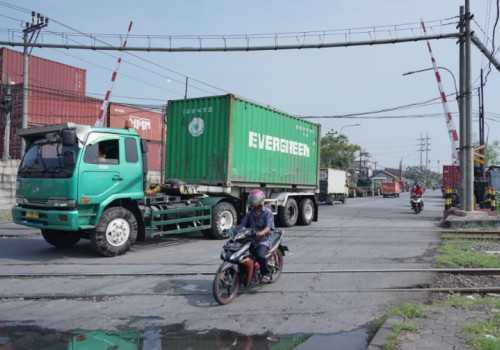 Banyaknya Kecelakaan Truk dengan Kereta Api, Berikut Himbauan dari KAI agar Selamat Melewati Perlintasan Sebidang
