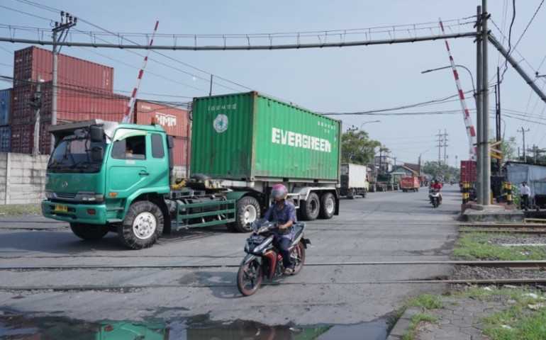 Banyaknya Kecelakaan Truk dengan Kereta Api, Berikut Himbauan dari KAI agar Selamat Melewati Perlintasan Sebidang