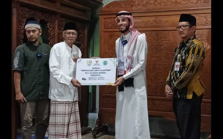 Takmir Masjid Agung Kendal Salurkan Donasi Untuk Palestina