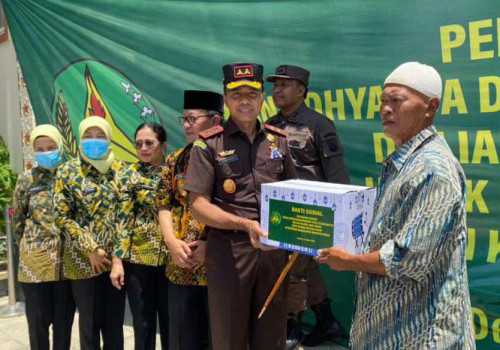 Kejaksaan Peduli Banjir Demak,  Kajati Made Serahkan Bantuan 600 Paket Sembako dari Ikatan Adhyaksa Dharmakarini Pusat