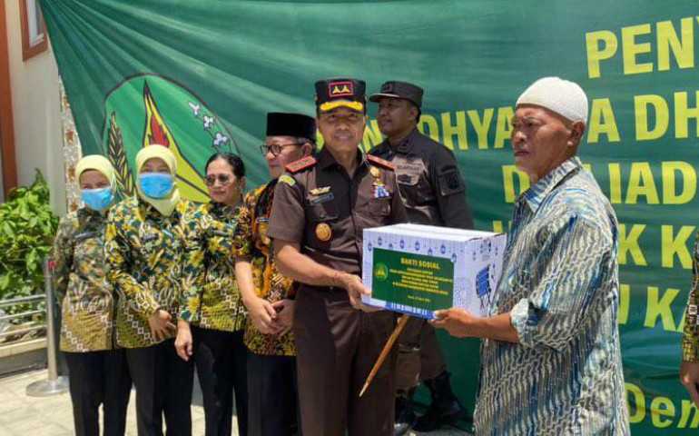 Kejaksaan Peduli Banjir Demak,  Kajati Made Serahkan Bantuan 600 Paket Sembako dari Ikatan Adhyaksa Dharmakarini Pusat