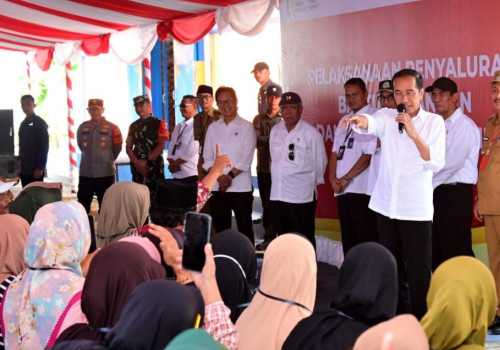 Presiden Joko Widodo Tinjau dan Berikan Bantuan Pangan Beras di Tolitoli
