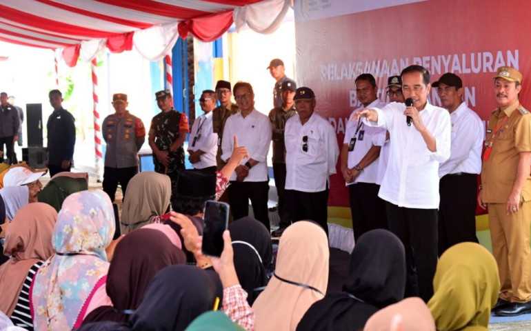 Presiden Joko Widodo Tinjau dan Berikan Bantuan Pangan Beras di Tolitoli