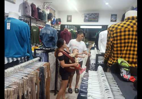 Distro Famous Clothing Menjadi Pilihan Favorit Kalangan Berbagai Usia