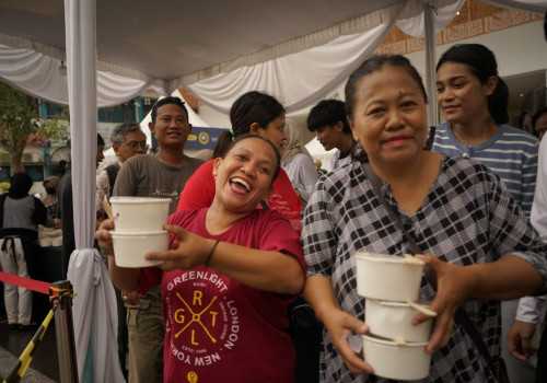Indosat Serahkan Bantuan 1.500 Porsi Hidangan Berbuka Puasa untuk Warga Semarang