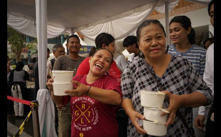Indosat Serahkan Bantuan 1.500 Porsi Hidangan Berbuka Puasa untuk Warga Semarang