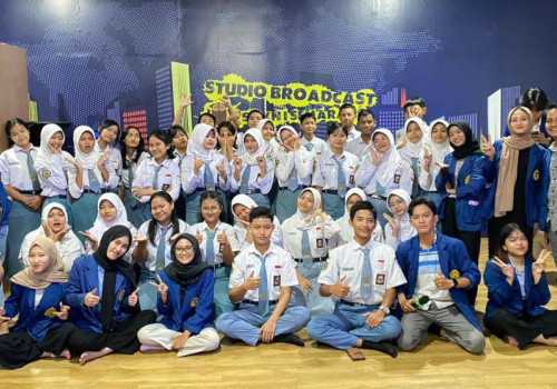 Dongkrak Pengetahun Siswa, Mahasiswa USM Berikan Pelatihan Editing Podcast di SMK 1 Semarang