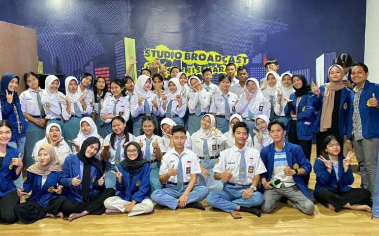 Dongkrak Pengetahun Siswa, Mahasiswa USM Berikan Pelatihan Editing Podcast di SMK 1 Semarang