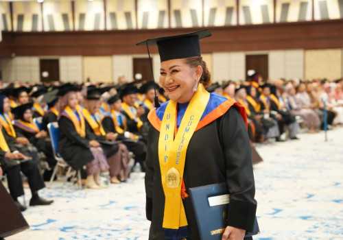 Ikuti Prosesi Wisuda Undip, Mbak Ita Tak Malu Belajar Dengan Para Senior
