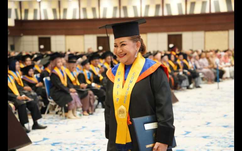 Ikuti Prosesi Wisuda Undip, Mbak Ita Tak Malu Belajar Dengan Para Senior